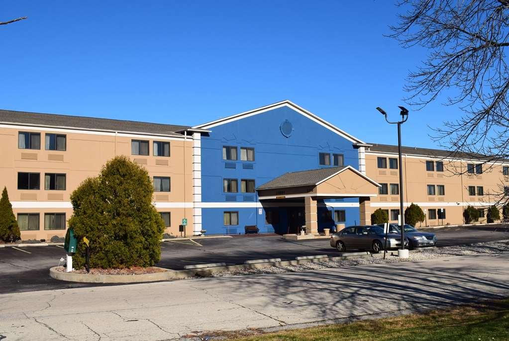 Americinn By Wyndham Glendale Milwaukee Whitefish Bay Exterior photo
