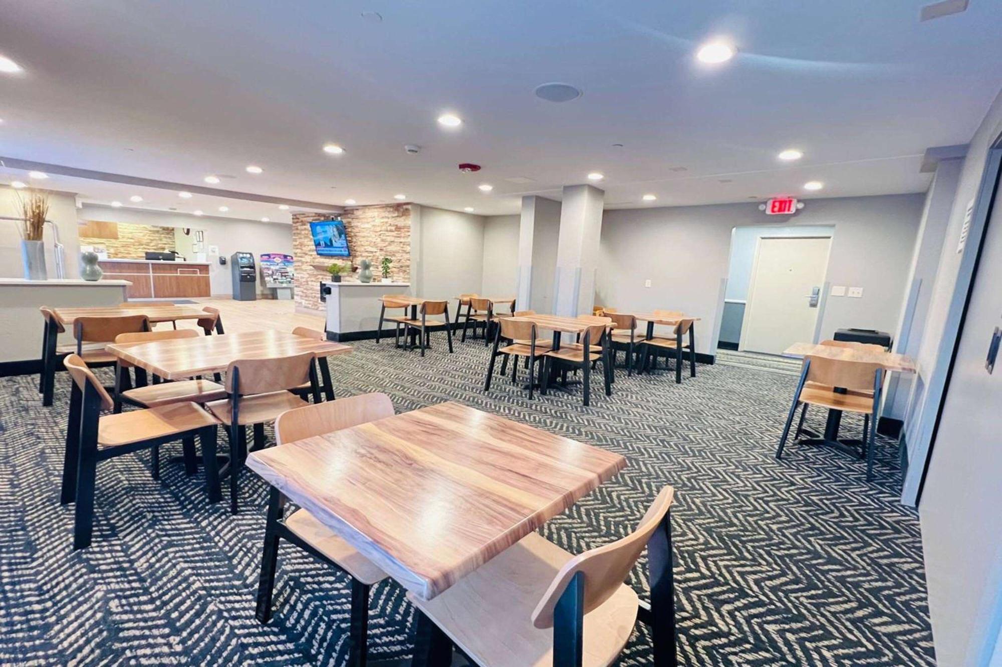 Americinn By Wyndham Glendale Milwaukee Whitefish Bay Exterior photo
