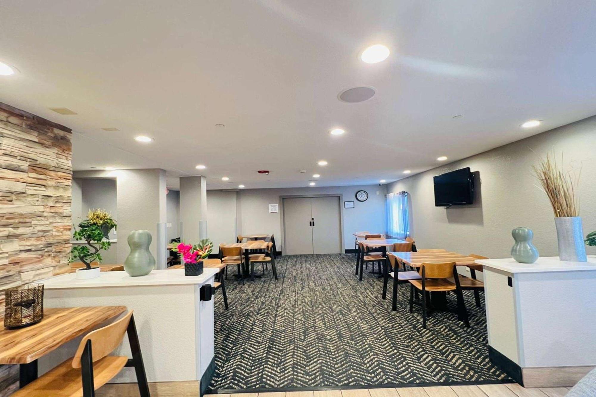 Americinn By Wyndham Glendale Milwaukee Whitefish Bay Exterior photo