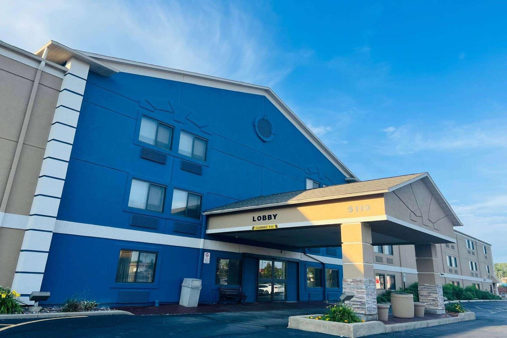Americinn By Wyndham Glendale Milwaukee Whitefish Bay Exterior photo