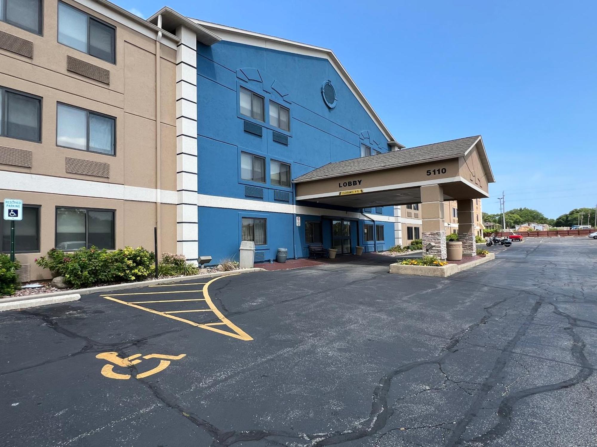 Americinn By Wyndham Glendale Milwaukee Whitefish Bay Exterior photo