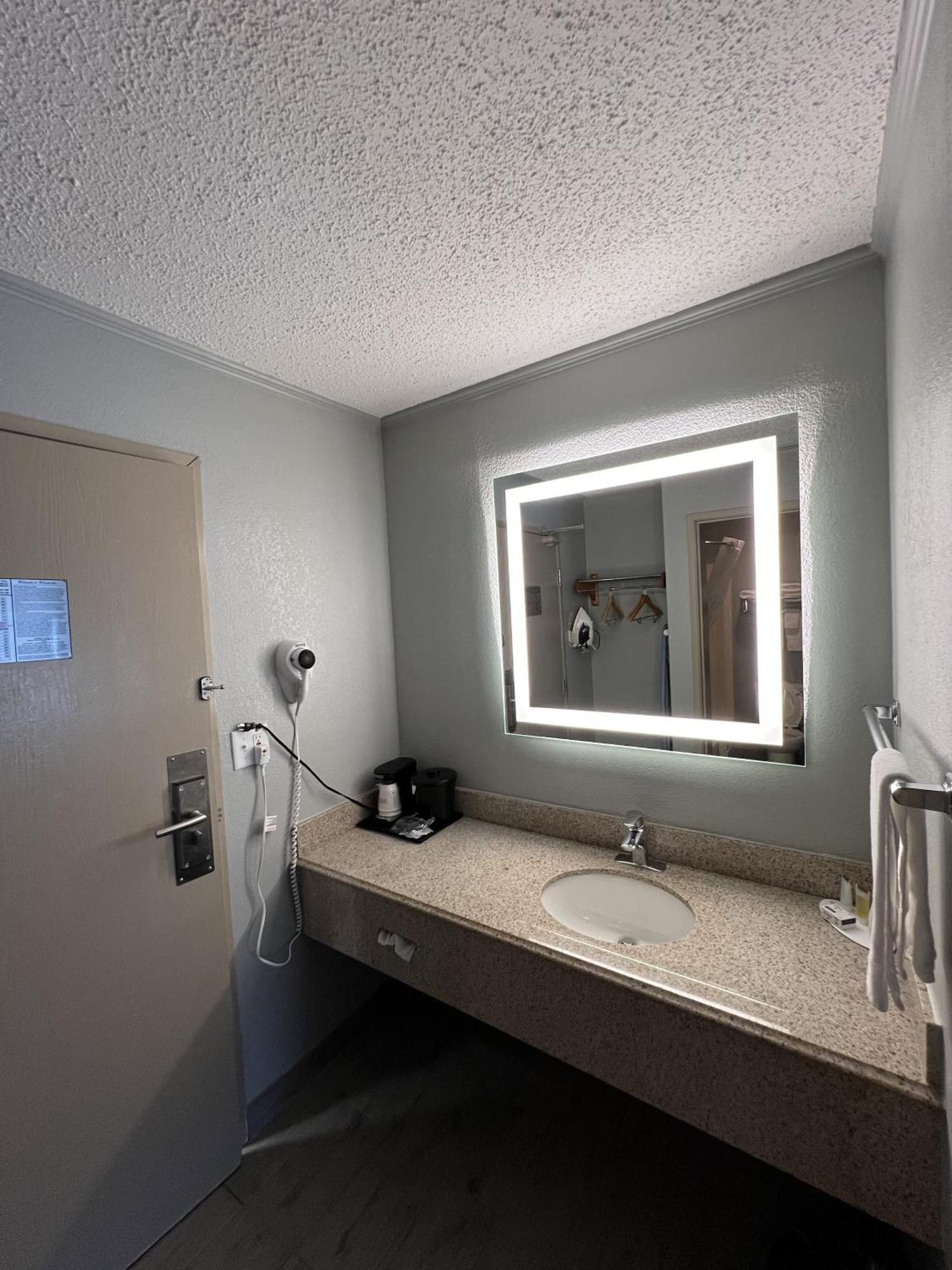 Americinn By Wyndham Glendale Milwaukee Whitefish Bay Exterior photo